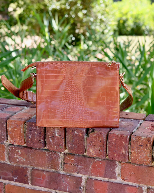 Caroline Hill - Ariana Crossbody "Saddle EC"