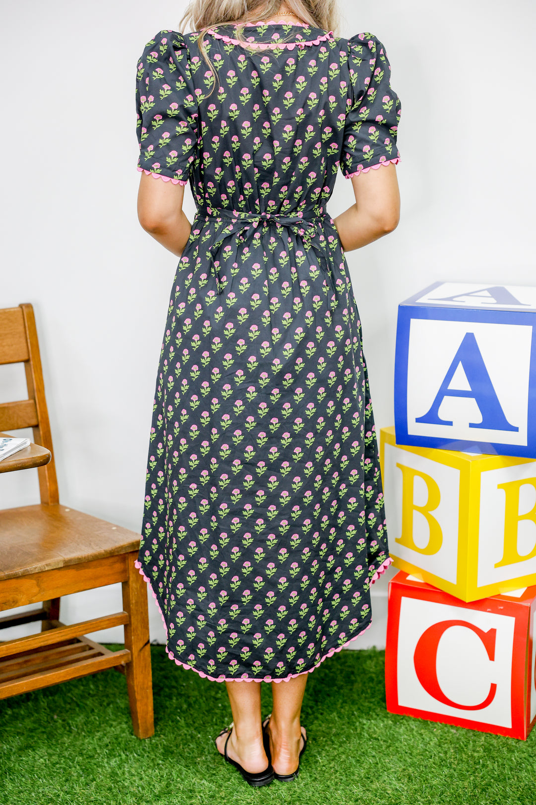 Breezy Bloom Midi Dress "Black"