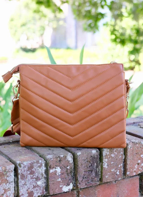 Caroline Hill - Ariana Crossbody "Camel V Quilted"